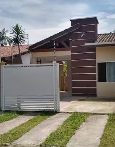 Localizada em rua residencial calma, ideal para descanso com segurança e sossego.