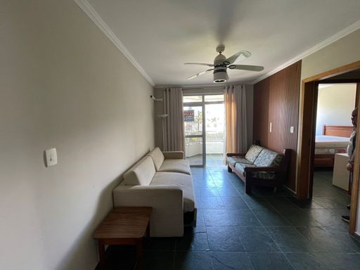 Sala ampla e mobiliada, perfeita para momentos de descanso e convivência no litoral.