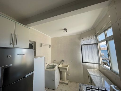 Cozinha mobiliada com bom espaço de armazenamento.