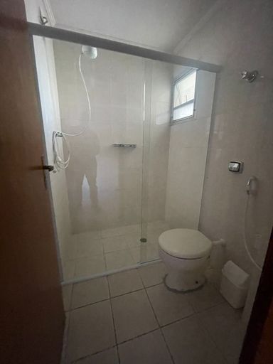 Banheiro com bom acabamento e ventilação