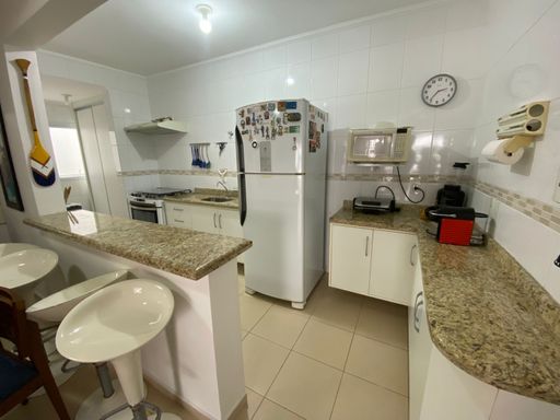 Sua cozinha dos sonhos: um espaço gourmet impecavelmente equipado e planejado, onde a funcionalidade encontra o design para inspirar suas criações culinárias.