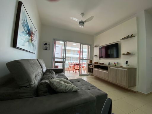 Luz que encanta: a iluminação natural abundante se une à cenografia de luminárias estrategicamente posicionadas, criando um ambiente acolhedor e versátil