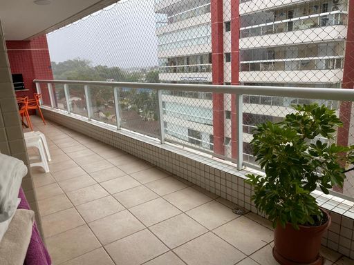 Desperte com o azul: a beleza do mar invade seus olhos logo pela manhã, diretamente da janela do seu apartamento, uma experiência única em Bertioga.