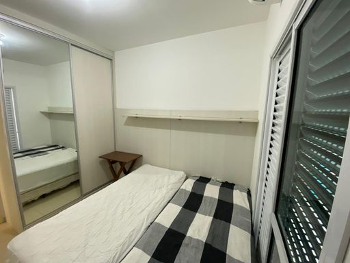 Passos para o paraíso: acesso direto e exclusivo à areia dourada de Bertioga, tornando seus dias de praia ainda mais práticos e agradáveis.