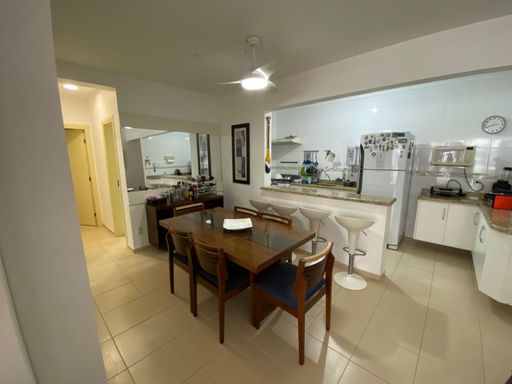 Onde os sabores encontram a vista: sala de jantar integrada, perfeita para refeições memoráveis e celebrações íntimas, com a brisa do mar como pano de fundo.