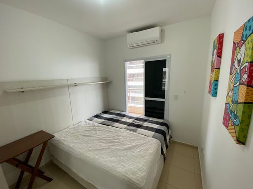 Conforto para todos: um dos quartos adicionais, com espaço acolhedor e armários inteligentes, ideal para hóspedes ou membros da família.