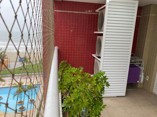 Exclusividade em cada detalhe: a arquitetura elegante da sua fachada particular, revelando a sofisticação do seu endereço frente ao mar