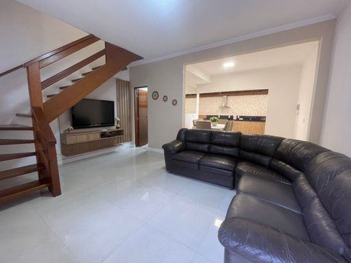 Sala ampla e aconchegante com ótima iluminação natural