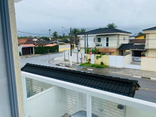 Foto da rua, mostrando a proximidade de apenas 250 metros da praia do Sesc.