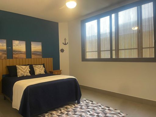 Uma das suítes com uma vista privilegiada para o exterior.