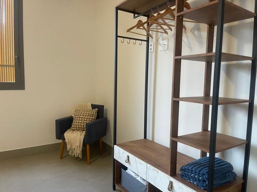 Imagine um refúgio pessoal onde o único som é a brisa suave que entra pela janela. Esta suíte foi projetada para ser um santuário de paz, com cores calmantes e um layout que convida ao descanso.