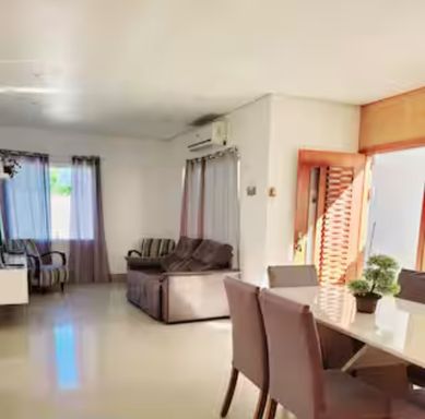 Imóvel com alarme, cerca elétrica e câmeras externas para sua tranquilidade.