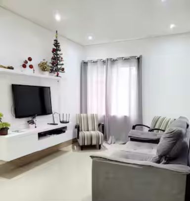 Sala aconchegante para reunir família e amigos com conforto após um dia de praia.