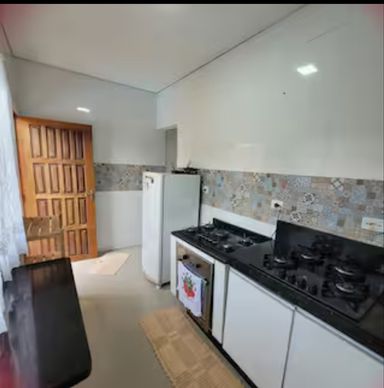 Cozinha equipada com utensílios, micro-ondas, liquidificador e tudo que você precisa.