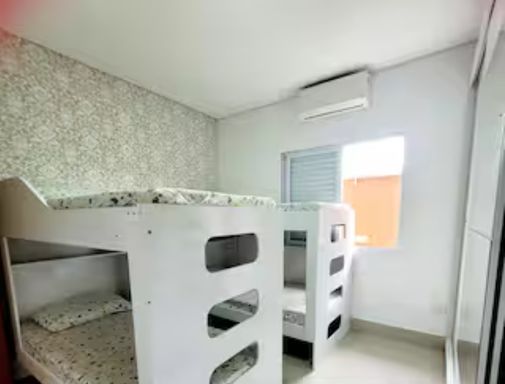 Acomoda até 12 pessoas com conforto — ideal para famílias e grupos.