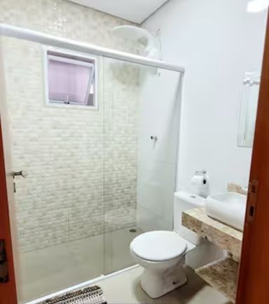 Casa com 2 banheiros + 1 lavabo para maior comodidade dos hóspedes.