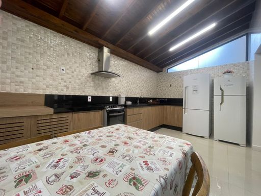 Cozinha prática integrada ao ambiente da casa