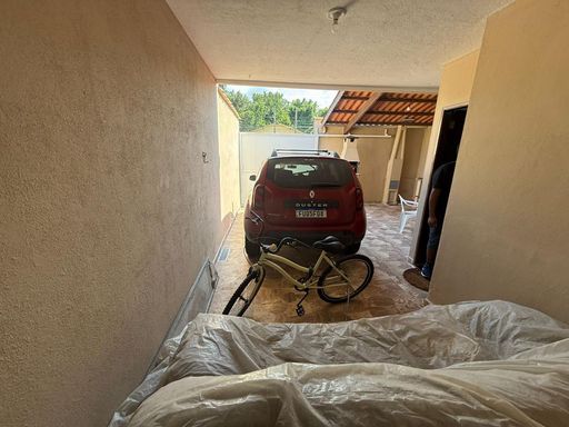 Garagem coberta para seu veículo.