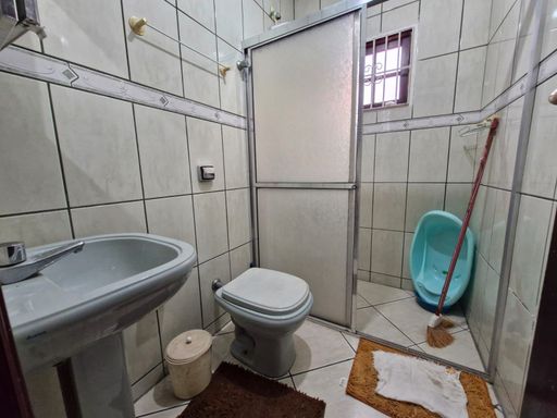 Banheiro moderno e bem acabado, atendendo a toda a casa com praticidade.