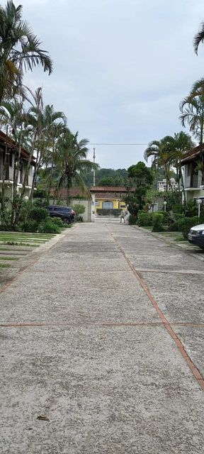 Viva a poucos passos do mar! Villagio incrível no Centro de Bertioga, a apenas 600 metros da praia.