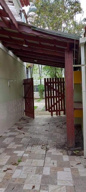 Garagem coberta ao lado do imóvel: praticidade e segurança para seu carro.