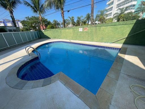 Piscina perfeita para relaxar e se refrescar nos dias quentes do litoral.