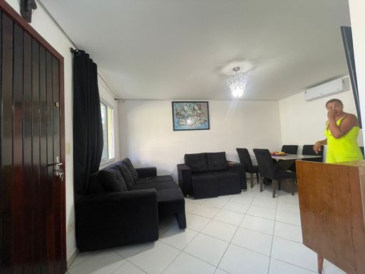 Sala ampla e aconchegante, perfeita para reunir amigos e criar momentos inesquecíveis.