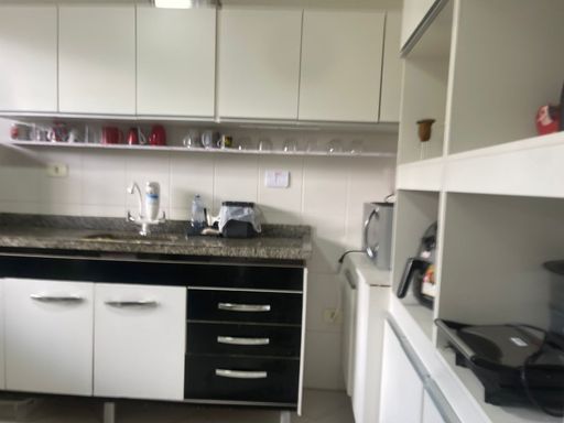 Cozinha funcional e equipada, pensada para praticidade no dia a dia.