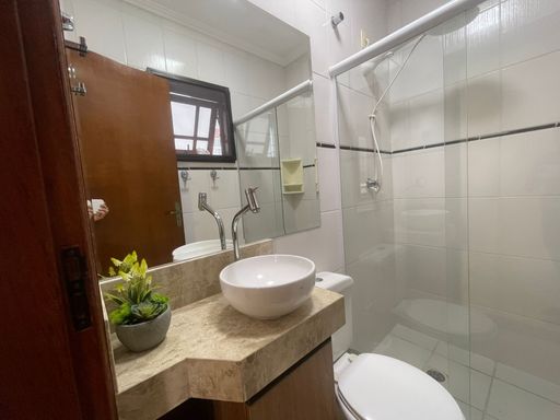 Banheiro da suíte bem distribuído e funcional