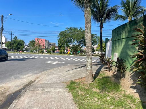 Viva a poucos passos do mar! Apenas 300m da Praia do Maitinga em um vilagio moderno e pronto para morar.
