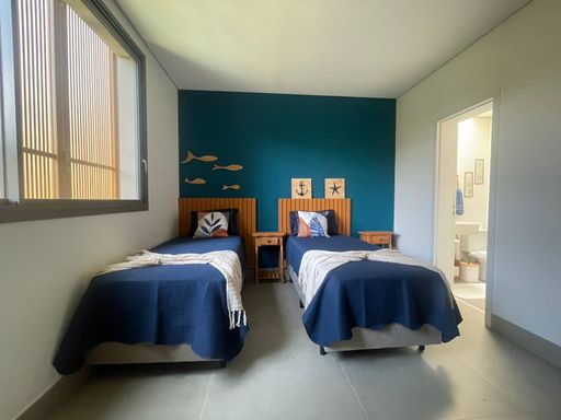 A terceira suíte, com decoração temática ou para crianças.