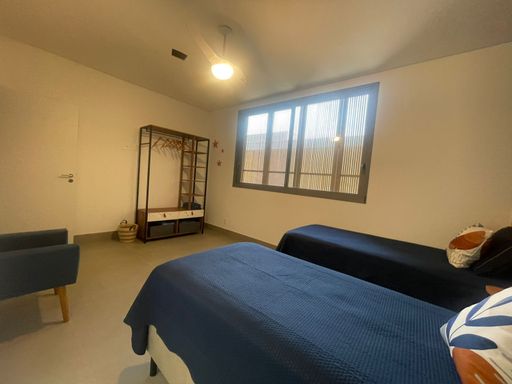 Um espaço mágico, projetado para a imaginação. Com cores alegres e espaço para brincar, este quarto é o porto seguro dos pequenos exploradores, com um banheiro que faz da hora do banho uma diversão.