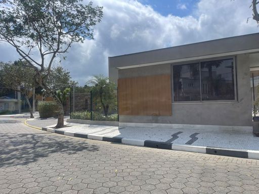Vista lateral que revela a arquitetura contemporânea e a integração com a natureza.