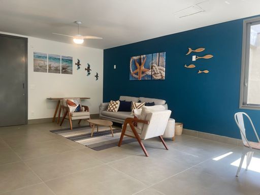 Sala de estar espaçosa, com sofá e decoração elegante.