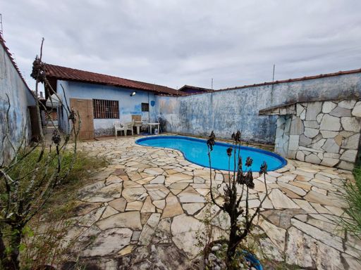 Área de serviço coberta e discreta, garantindo a organização da sua casa de praia.