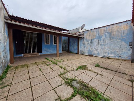 Quintal grande e espaçoso em Bertioga, ideal para lazer, crianças ou pets.