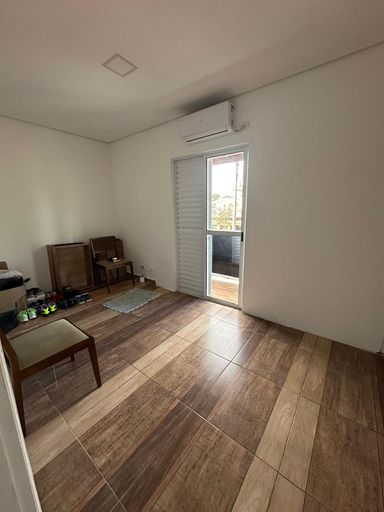 Relaxe na sua suíte privativa, um refúgio de tranquilidade. Com ar-condicionado para garantir noites de sono perfeitas.
