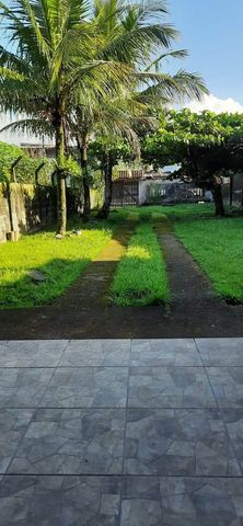 Amplo quintal com área verde, ideal para quem busca mais contato com a natureza e espaço para crianças e pets.