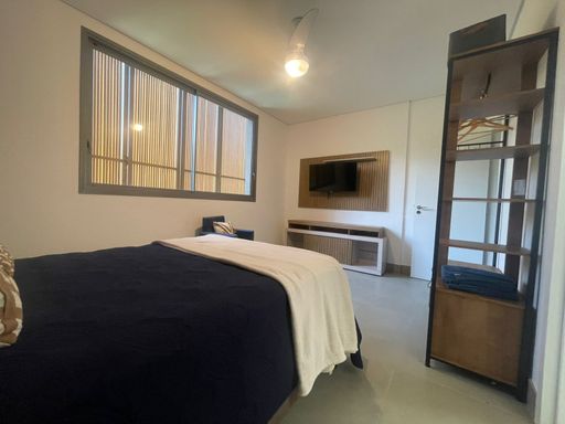 "Esta suíte foi pensada para o conforto. Com uma cama queen-size e um layout inteligente, oferece tudo o que você precisa para descansar após um dia de praia. O banheiro privativo, com seu design clean, completa a sensação de um spa pessoal.