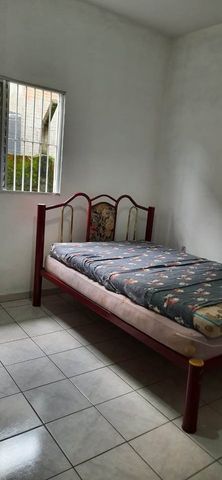 Relaxe na suíte principal, um refúgio privativo e tranquilo para o seu conforto.