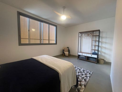 Uma suíte master que é um verdadeiro refúgio. Acorde com a brisa da Riviera e a luz suave da manhã, em um ambiente que equilibra luxo e serenidade.