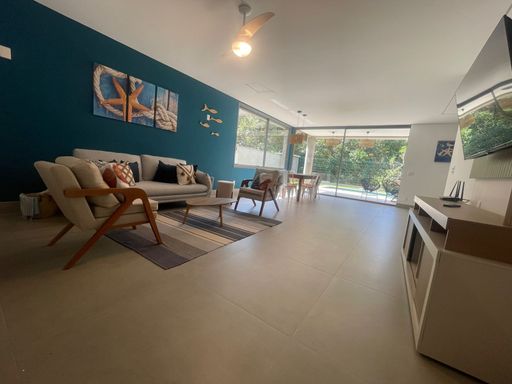 A sala de jantar, harmoniosamente integrada à sala de estar