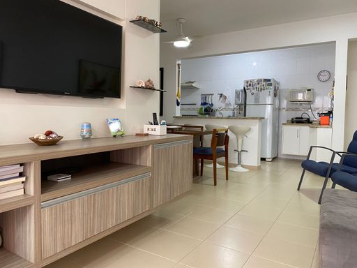 Um toque de sofisticação: cada detalhe da decoração da sala foi pensado para refletir o bom gosto e o conforto que você merece neste paraíso.