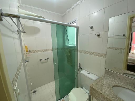 Um convite à leveza: o banheiro social, com design contemporâneo e acabamentos de qualidade, oferece conforto e praticidade aos seus convidados, mantendo a sofisticação em cada detalhe.