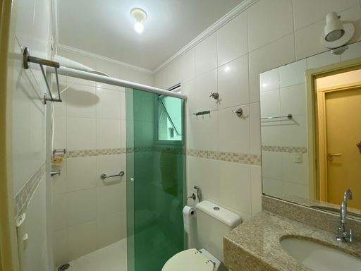 "Requinte nos mínimos detalhes: a bancada elegante, o espelho generoso e os nichos estrategicamente pensados, criando um ambiente funcional e de extremo bom gosto em seu banheiro.