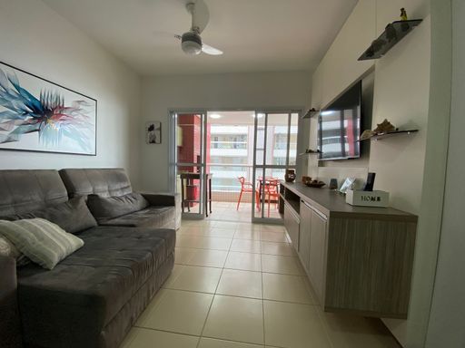 Conecte-se com o luxo: nossa sala de estar espaçosa e convidativa, projetada para momentos de puro deleite e descontração, banhada pela luz natural de Bertioga.