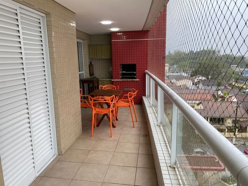 Seu oásis particular: uma sacada ampla e convidativa, o cenário perfeito para relaxar, contemplar e viver momentos inesquecíveis, com o mar à sua frente.