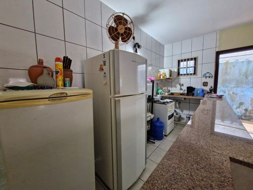 Cozinha funcional com espaço para suas receitas de verão, pronta para uso em Bertioga.