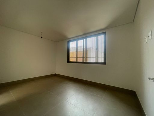 : A quarta suíte, um espaço versátil para acomodar a família ou amigos com conforto.