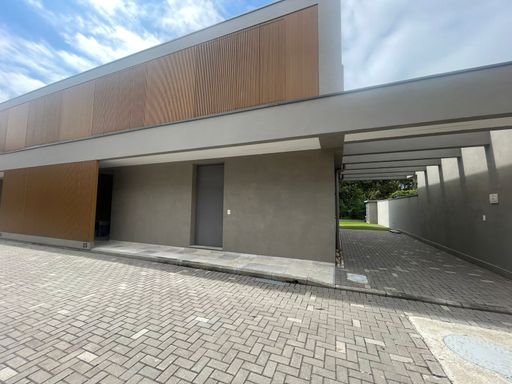 A imponência de uma arquitetura moderna, com a garantia de um lar exclusivo esperando por sua história.